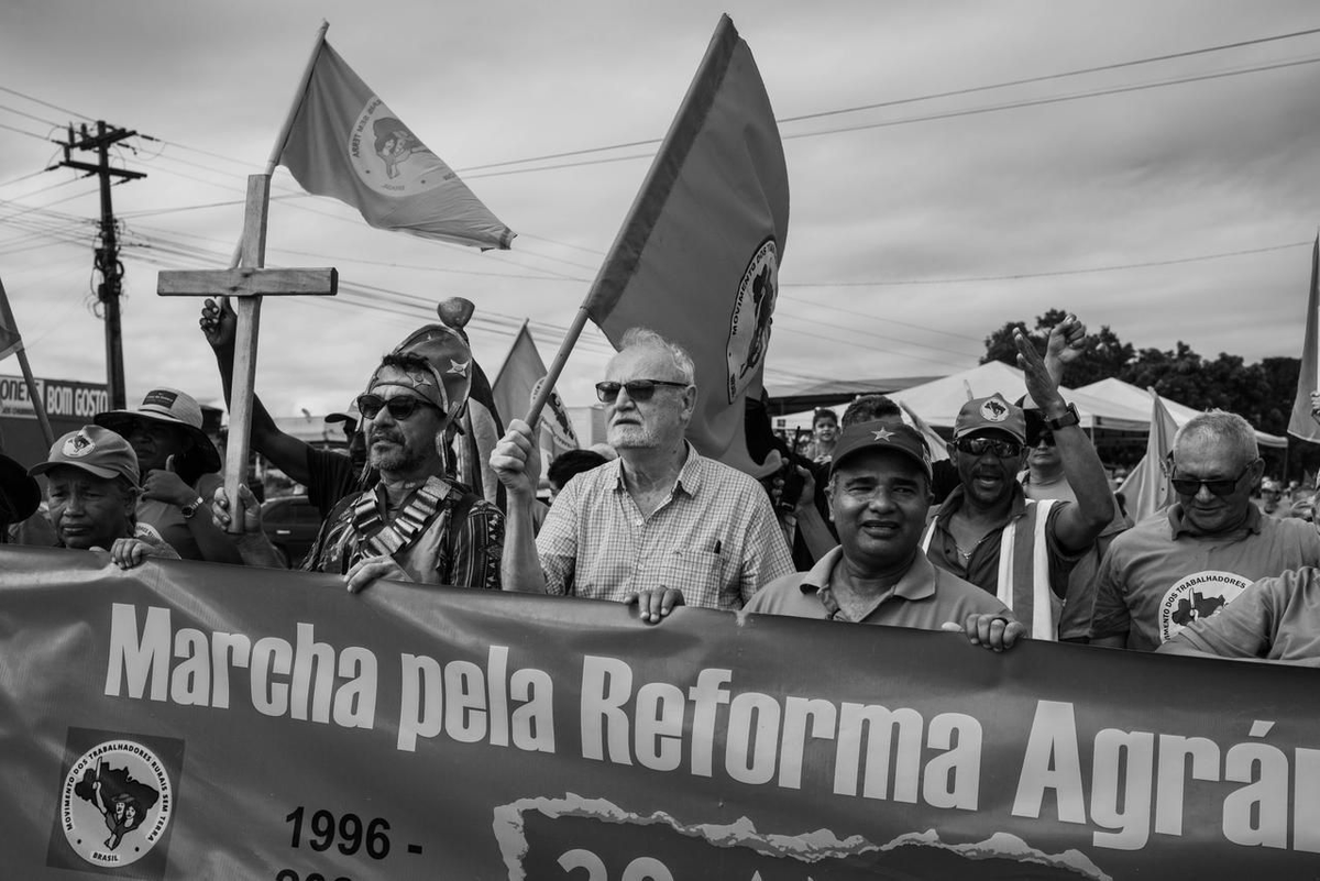 MST_Oficial's tweet photo. 30 anos depois: seguimos em marcha!

🚩Centenas de trabalhadores e trabalhadoras Sem
Terra fecham a rodovia PA-155, no local conhecido como Curva do S, em memória aos 21 Sem Terra brutalmente assassinados em 17 de abril de 1996.

📸 Francisco Proner @franciscoproner https://t.co/QNj8X51QVl
