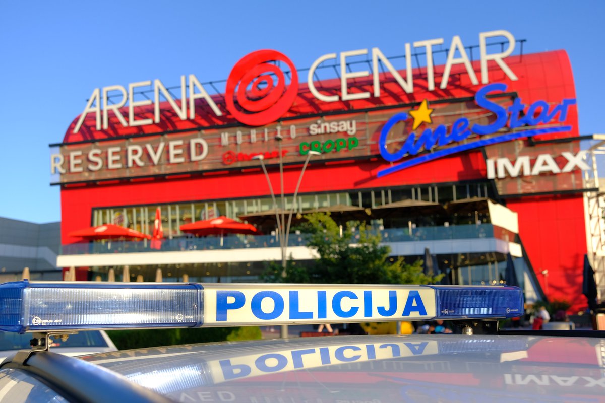 Tres centros comerciales evacuados en Zagreb por amenazas falsas de bombas
glashrvatske.hrt.hr/es/de-croacia/…
Amenazas de bomba Foto: Slaven Branislav Babic PIXSELL