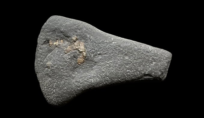 StoneAgeWirral's tweet image. 🪨🪓✨It’s got axe factor! A Bronze Age 85x60mm axe made from mudstone created around pyrite inclusions. The chopping edge has use wear so it was actually used not just decorative/ceremonial. #FindsFriday #Archaeology #BronzeAge #Lithics #Prehistory