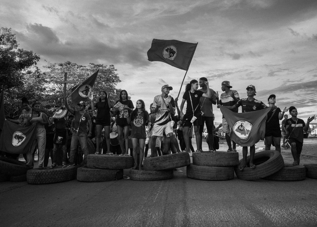 MST_Oficial's tweet photo. 30 anos depois: seguimos em marcha!

🚩Centenas de trabalhadores e trabalhadoras Sem
Terra fecham a rodovia PA-155, no local conhecido como Curva do S, em memória aos 21 Sem Terra brutalmente assassinados em 17 de abril de 1996.

📸 Francisco Proner @franciscoproner https://t.co/QNj8X51QVl