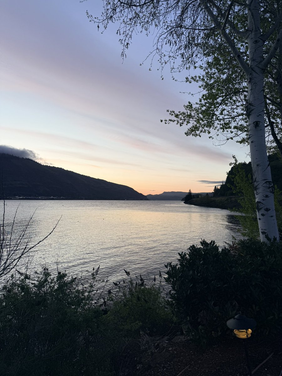 Another 6 AM Hood River hotel workout, another beautiful morning on the Columbia 😌