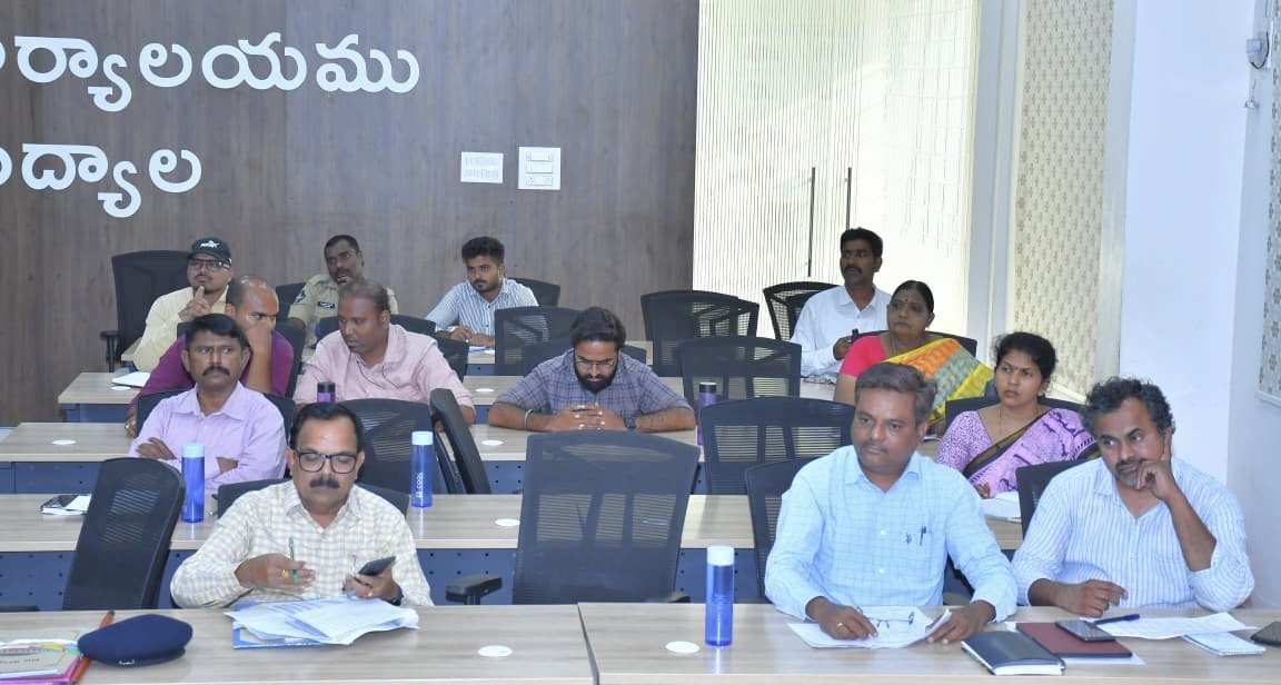 deiprknl's tweet image. District Collector G. Rajakumari chaired a review meeting on district revenue growth, directing all departments to achieve targets with commitment at Nandyal Collectorate. 
#Nandyal #DistrictCollector #RevenueGrowth