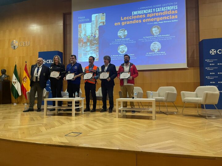 colegiotsevilla's tweet image. 🚨 El COTSS en las I Jornadas sobre Gestión de Emergencias y Catástrofes.
🗣️ Francisco José Peña destacó la importancia de intervenir para paliar el daño social, mejorar la transferencia de datos y contar con formación especializada.
#TrabajoSocial #Emergencias #COTSS #Sevilla
