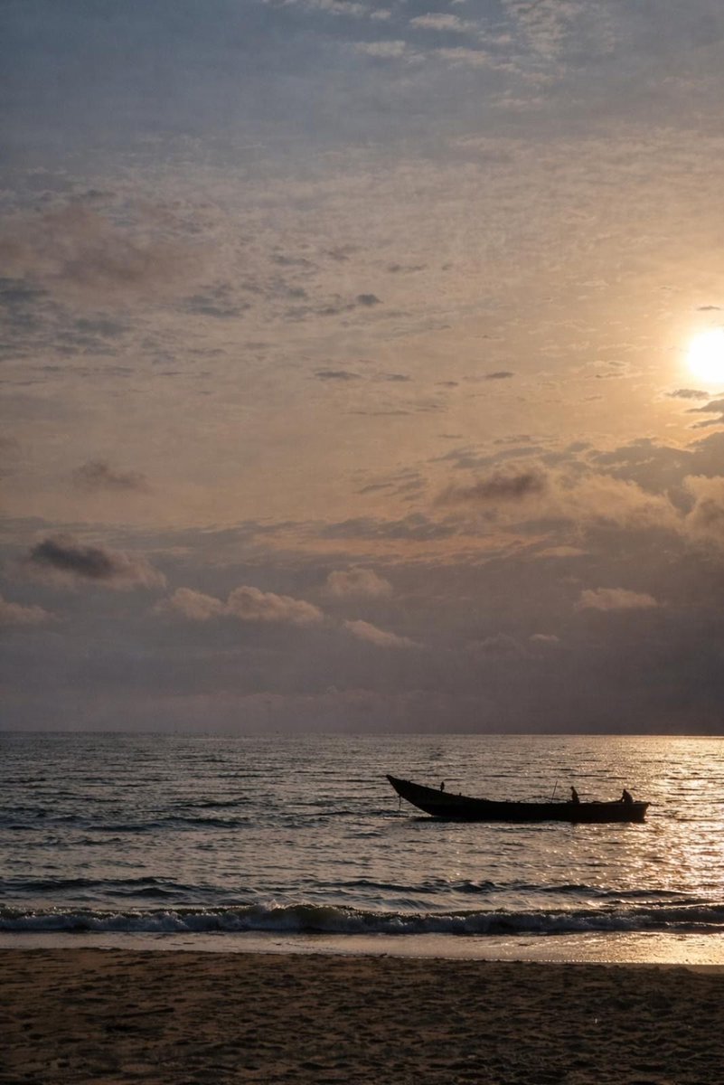 TMB_CD's tweet image. Chaque semaine, la TMB publie une photo réalisée par un collègue - Aujourd'hui, nous partageons la photo de Rocky Kalala du département Crédit à #Kinshasa, montrant une pirogue naviguant sur l’océan #Atlantique au large de #Muanda dans la province du #KongoCentral. #Congo #RDC