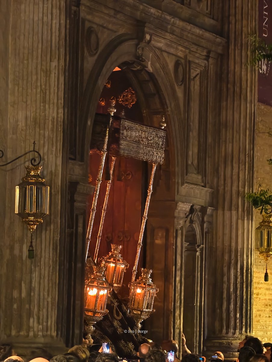 ¿Nos vamos o nos quedamos?
Nos quedamos siempre, los palios hay que verlos recogerse siempre

#Sevilla #Feria