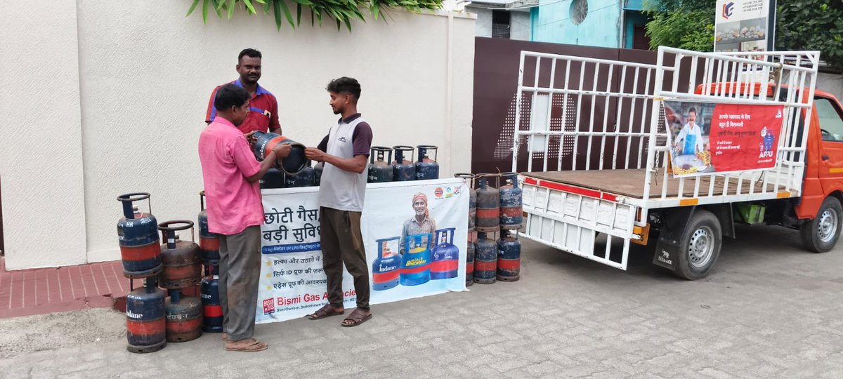 shri21293's tweet photo. @HPCL Distributor Bismi GAS AGENCIES organized 5 kg Appu distribution camp today in  Punnakkal Ernakulam for our needy customers.

Ignore the rumours &amp; visit your nearest HP Gas distributor to get one.
@HPCL_KochiLPG @HpclSz @Dharmendra_1967 @dhruvkapil https://t.co/m8HMjZeAPr