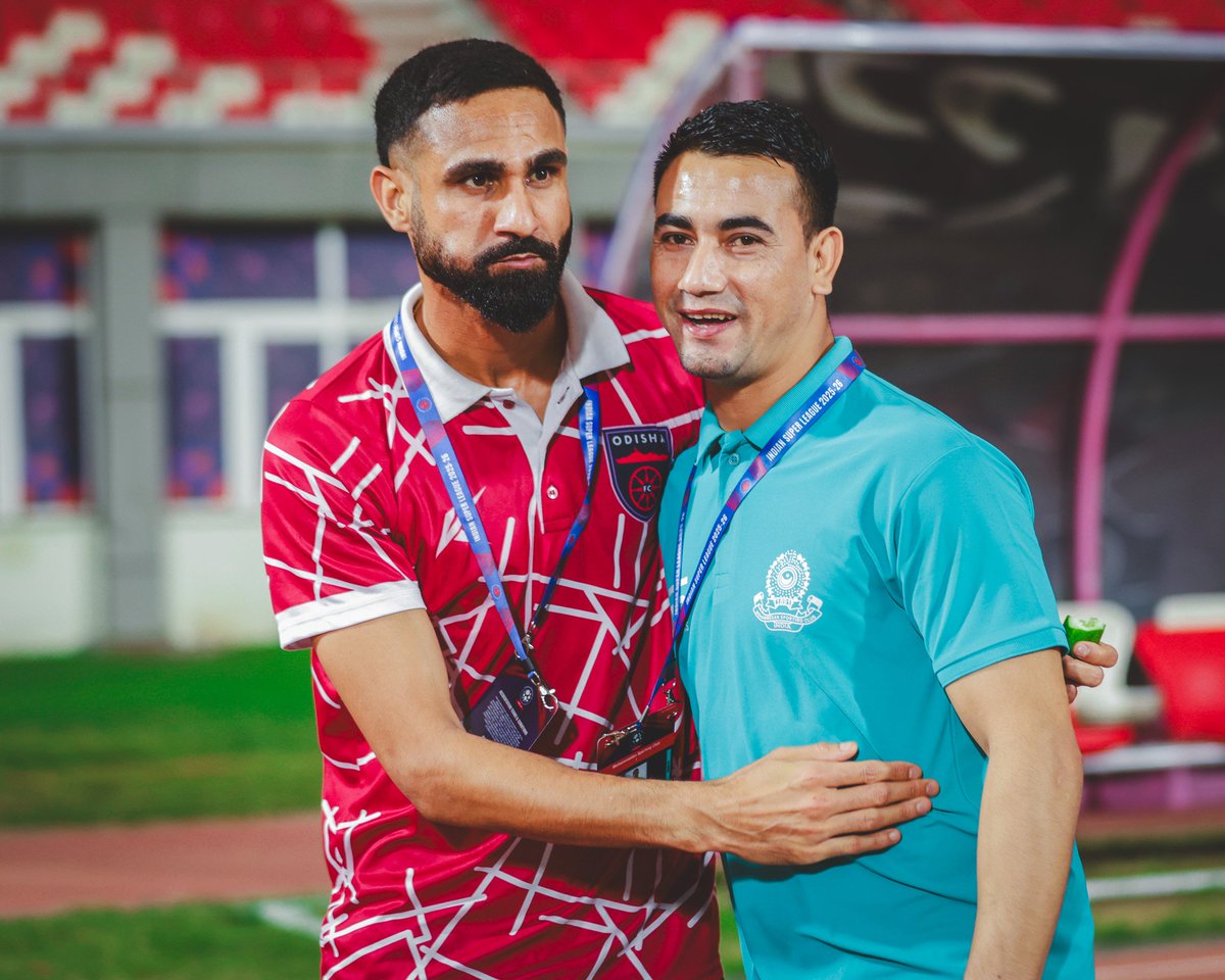 IndSuperLeague's tweet photo. Exchanging pleasantries before the game. π€
Less than 4οΈβ£5οΈβ£ minutes for kick-off at the Kalinga Stadium! β½
Watch #OFCMSC LIVE on @fancode. π»
#ISL12 https://t.co/5Gn4oTLaHt