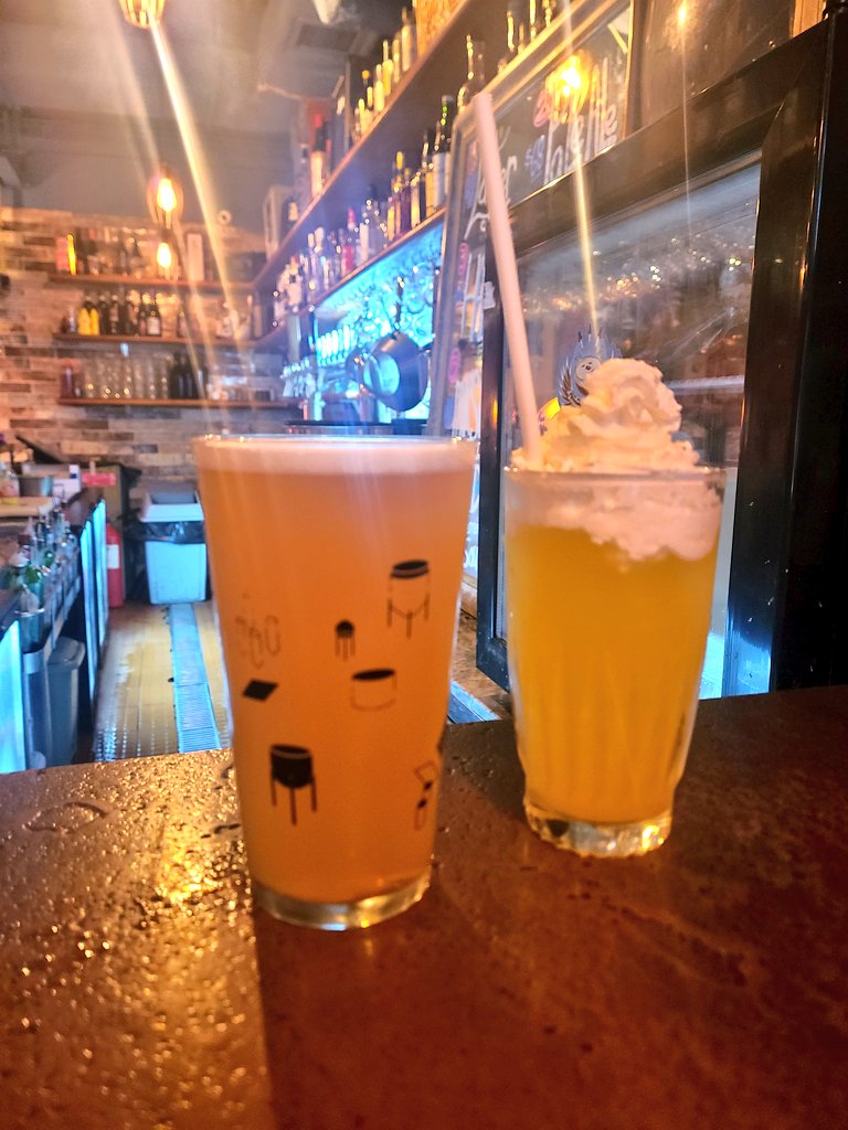 mstrl0's tweet photo. 其實... 兩杯都係橙汁黎😏 https://t.co/tdCOjrxSfq