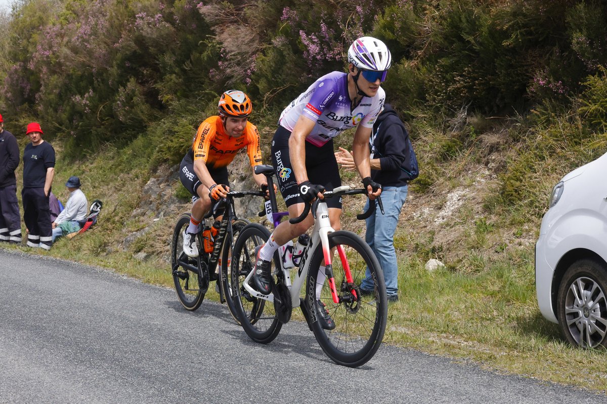 BurgosBH's tweet photo. ¡Qué mejor lugar para estrenarse en la fuga! 🏡

@MartinReyVaz, luciéndose en su tierra y ante su público

📷 @SprintCycling
  
#CicloturismoBurgos #OGC26 🇪🇸 https://t.co/aka1jmhwUh