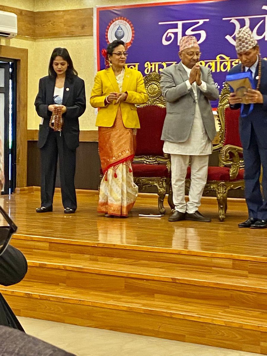 Krisu_Chhetri_'s tweet photo. नेपाल भारत विश्वविद्यालय प्राध्यापक सम्मेलनको अवसरमा नइ एकेडमीद्वारा प्रदान गरिएको सम्मान ग्रहण गर्दै दुबसु दाजु
@DrDuBaSuChhetri https://t.co/TDH0Eqo7dE