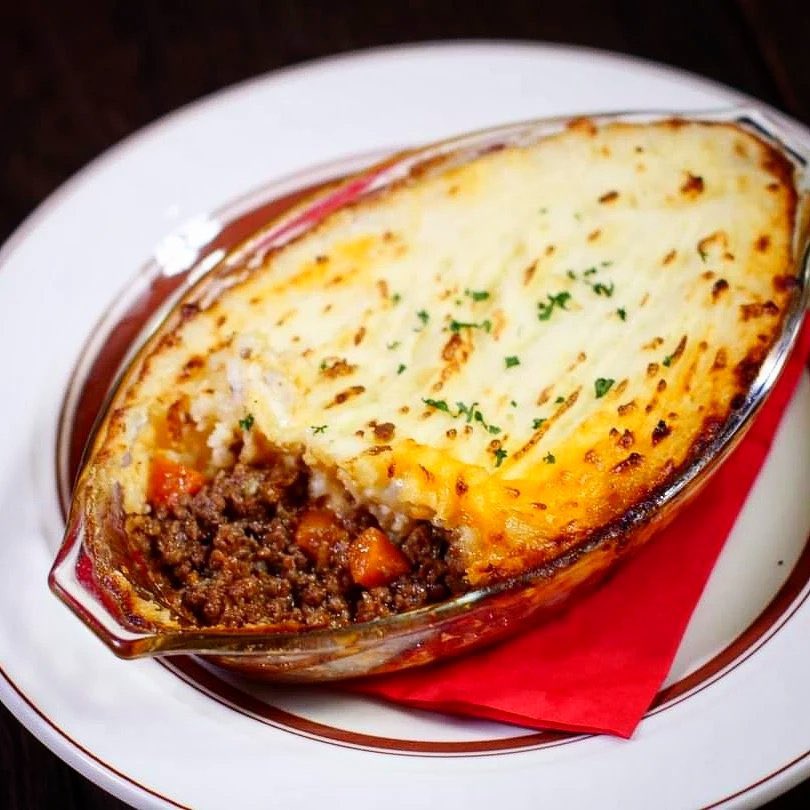 英国式 血のソーセージ「ブラックプディング」

朝食の定番として知られてますが、当店のはお酒を楽しむオトナ向けにレシピ調整。
深い血のコクとスパイス使いでビールとウィスキーの減りを変えてしまいます。

ご存知当店は二杯目からが本番ですが、一杯目はビールが蒸発したのかと思うばかり。