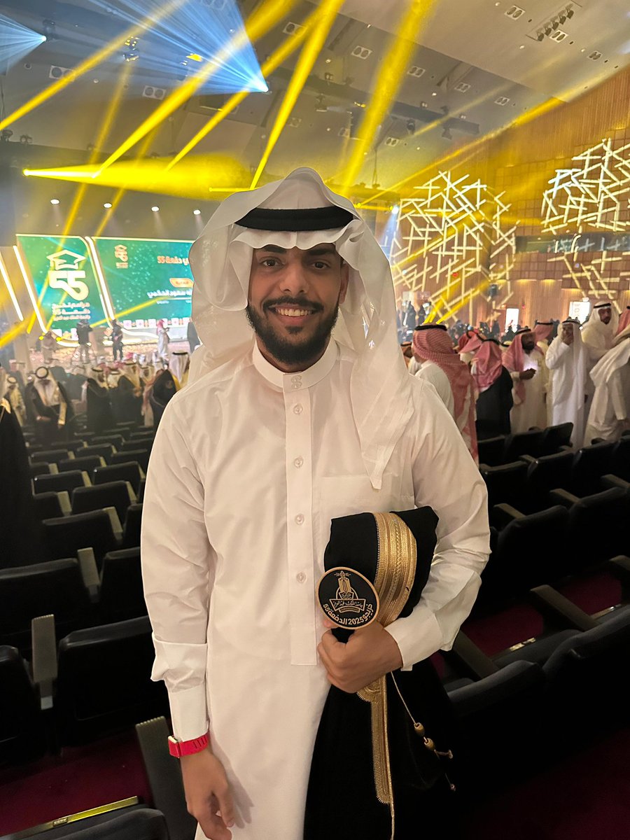 HashimMed19's tweet photo. الحمد لله الذي بنعمته تتم الصالحات 🎓
تخرجتُ من جامعة الملك عبدالعزيز بدرجة البكالوريوس في الطب والجراحة.
اللهم اجعلني سبباً في شفاء المرضى، وعوناً للمحتاجين، ونوراً لمن أُظلمت عليهم الطريق.
اللهم علّمني ما ينفعني وانفعني بما علّمتني.
وما توفيقي إلا بالله 🤍 https://t.co/RwOWv2dQWe