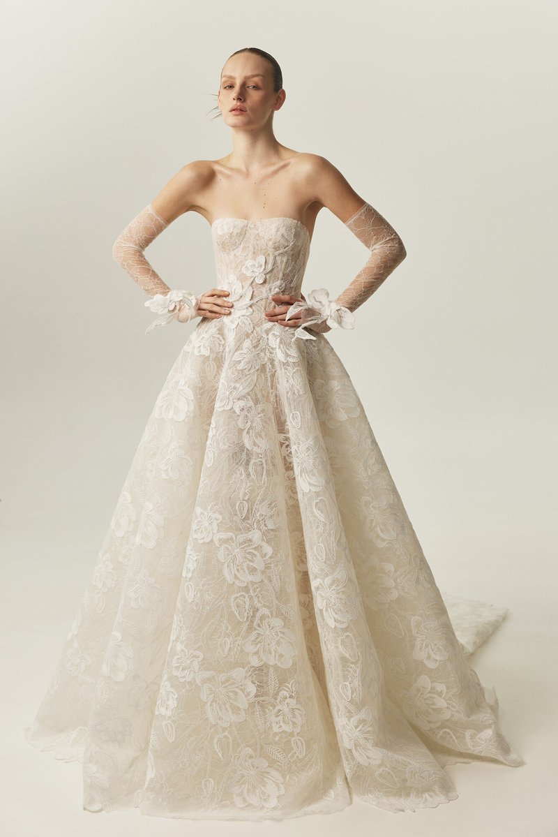 kendam_com's tweet image. Mira Zwillinger Bridal Spring 2027 collection lookbook with 20 dresses kendam.com/news/lookbooks…

#MiraZwillinger #Bridal #Spring2027 #BS27 #Wedding #Lookbooks #Fashion #Kendam