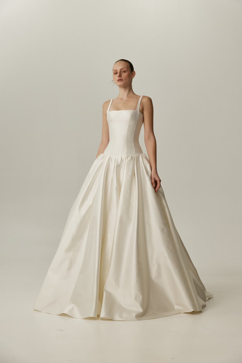 kendam_com's tweet image. Mira Zwillinger Bridal Spring 2027 collection lookbook with 20 dresses kendam.com/news/lookbooks…

#MiraZwillinger #Bridal #Spring2027 #BS27 #Wedding #Lookbooks #Fashion #Kendam