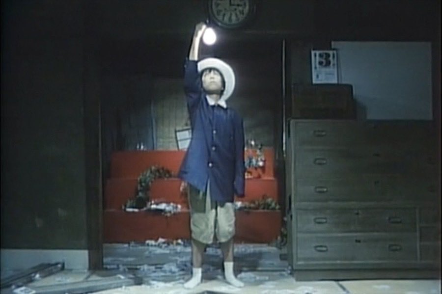 天野天街『トワイライツ』約32年ぶり？の再見。やはり視覚的アイデアと運動に満ちていて改めて圧倒された。数々の仕掛けや小道具、16ミリでの逆回転撮影、トリック満載の細かすぎる編集等々、考えただけで気の遠くなりそうな作業をとにかく人力で手間暇かけてやってたんだと思うと感動せざるを得ない。