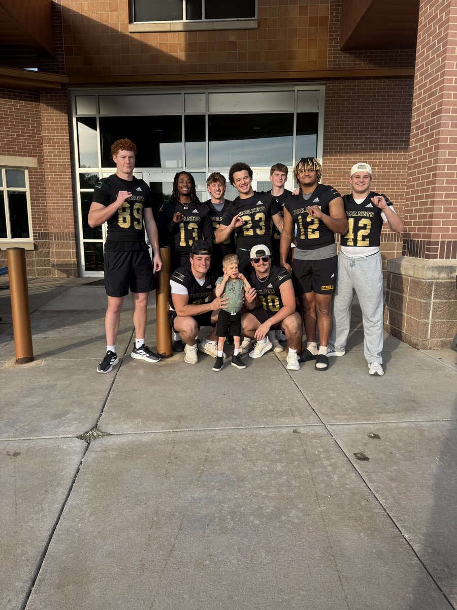 esuhornetsfb's tweet image. Starting the morning off right with High Five Friday! 🖐️ 🐝

#Stingersup🐝 | #FOE🐝🧱