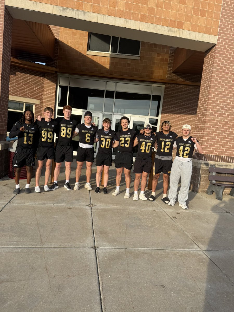 esuhornetsfb's tweet image. Starting the morning off right with High Five Friday! 🖐️ 🐝

#Stingersup🐝 | #FOE🐝🧱