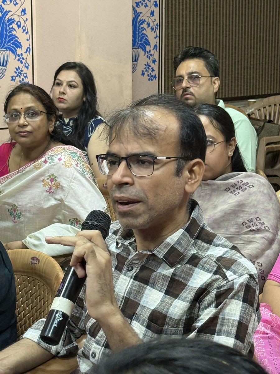 thepalaceschool's tweet image. The Palace School hosted a Class IX PEP Talk, highlighting CBSE updates, new subjects, and future career pathways, guiding parents towards holistic student development.

#ParentEngagementProgram #ClassIX #FutureReadyEducation #CBSECurriculum #ThePalaceSchool