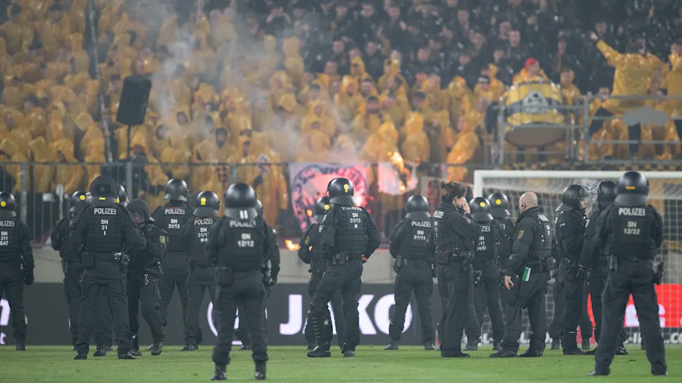 ultras1899_'s tweet photo. Des mesures supplémentaires concerneront l'ensemble des supporters : présence de stadiers devant le #KBlock, zones de sécurité élargies et barrières de protection autour du secteur visiteurs. De plus, des policiers seront positionnés directement à l'intérieur du #RHS #sgd1953 https://t.co/CapwZSggWA