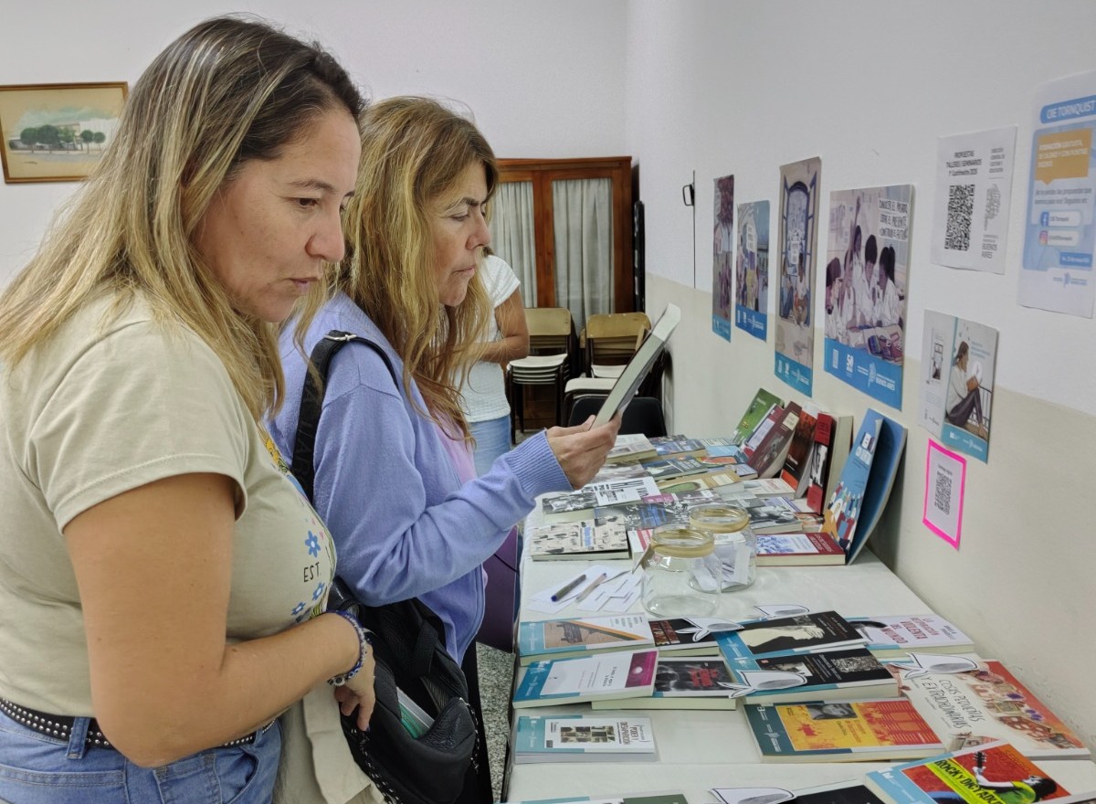 LauraGarciavaz's tweet photo. Ya en la localidad de #Tornquist participamos de una articulación entre el CIIE local, @SUTEBAProvincia bibliotecas populares e instituciones educativas para pensar estos
#50AñosdelGolpe
El genocidio como práctica para dominar una comunidad. Las acciones posibles para defendernos y construir futuro