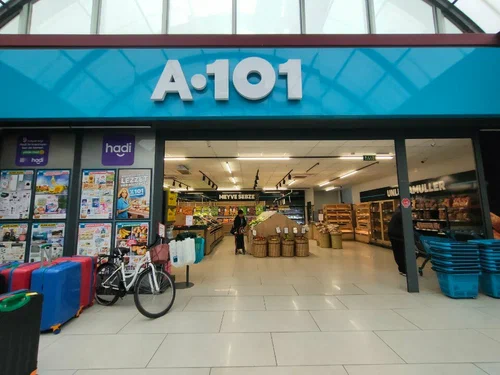 🛑 A101 marketlerde satışa sunulan "New Balance U574VPN Erkek Sneakers" markalı ayakkabıda %72 oranında domuz derisi kullanıldığı ve buna dair herhangi bir uyarıcı bilginin etikette yer almadığı tespit edildi. 

🛑 Ticaret Bakanlığı A101’e herhangi bir para ceza uygulamadı.