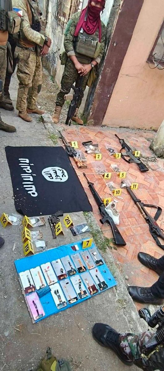 war_noir's tweet image. #Philippines 🇵🇭: Philippine Forces killed 10 “Islamic State - East Asia Province” (#ISEAP) militants in Lanao Del Sur.

As a result two M16A1 (Colt 603 / 613P) rifles, a  M1 Garand rifle, an AR-15 / M4 pattern carbine, revolver, grenades etc... were captured from #ISIS militants.