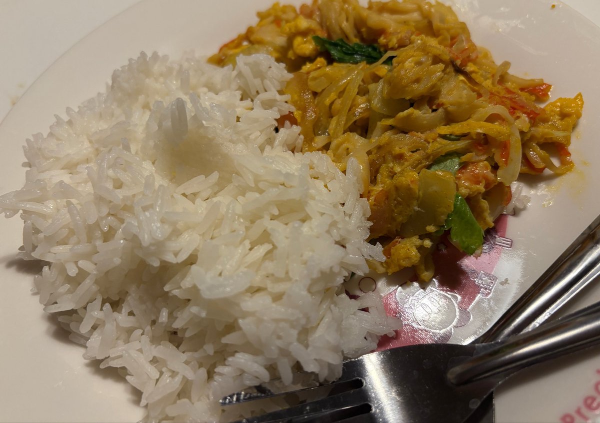 SNS各種に載せてるけど、今日久しぶりにタイ料理作ってタイを味わえてて幸せなんよ〜(と思ったけど先週ソンクラーンで食べてたわ

今日はカニカマパッポンカリー🇹🇭🦀