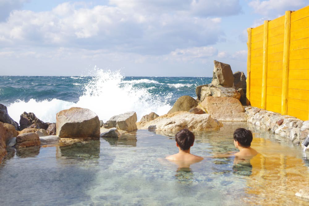 IkedaSpa's tweet photo. Secret Spot: This ocean bath in Kagoshima only appears for 2 hours a day during low tide! 🌊

Read more 👉 https://t.co/pcWfCpwN4V

#JapanTravel #HiddenJapan #JapanCulture https://t.co/rI42GB1dvg