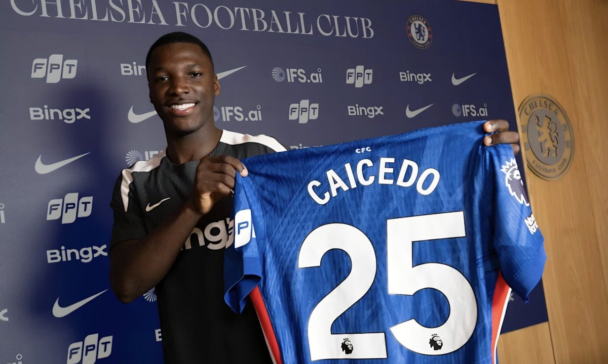 ChelseaFrance's tweet photo. Moisés Caicedo après avoir signé son nouveau contrat :

« Nous avons déjà vécu de grands moments ensemble et mon rêve est de devenir une légende de Chelsea. Je travaillerai aussi dur que possible pour que cela devienne réalité. » 

[@ChelseaFC] https://t.co/n0KWYLYmJe