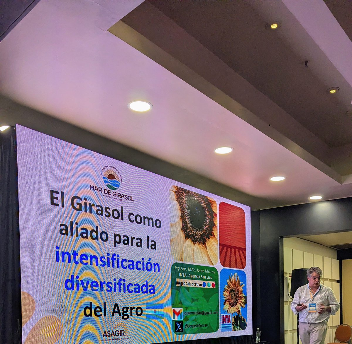 Nacho_Rodr__'s tweet photo. Ayer @JorgeLMercau presentando casos concretos de cómo intensificar-aumentar sup. de 🌻🇦🇷. Unos de los apuntados: ambientes donde a la soja no le va tan bien por fisiología y por MB 💵, Muy buena charla Jorge👏👏👏 https://t.co/Wb2Y5BawiL
