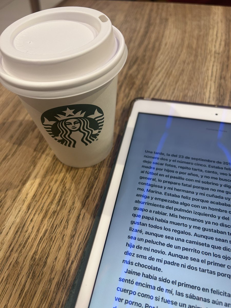Mi actividad favorita es venir a gastar mi sueldo en Starbucks y sentarme a leer