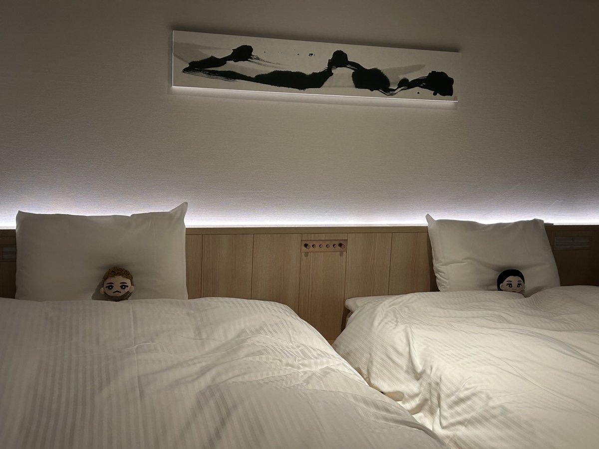 ホテルにチェックインしたらめちゃくちゃ良い部屋だったので……
とりあえずホグたんとぴ🐿️を寝かせておいた