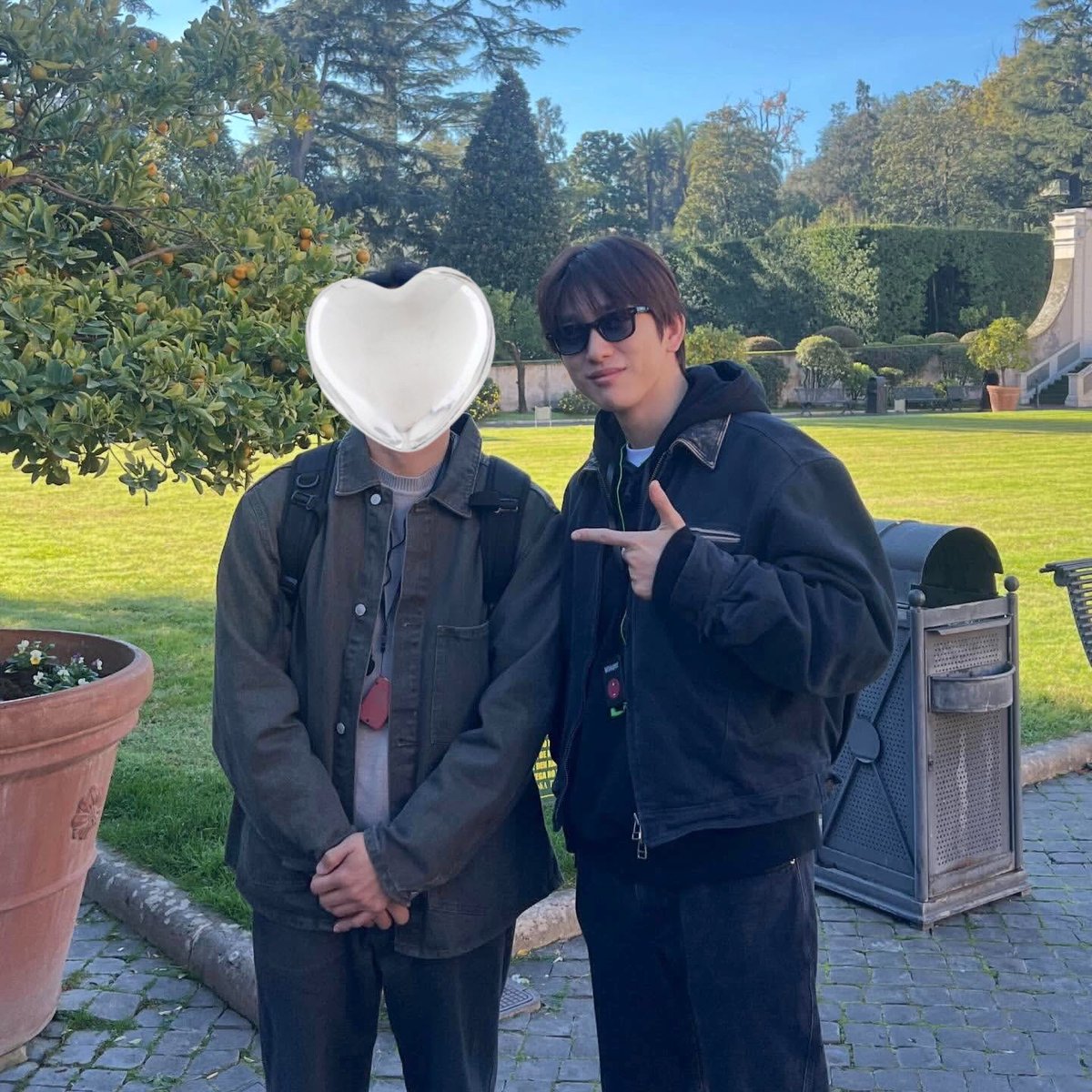 A local Italy tour coordinator shared a lovely note about Jinyoung ☺️ (from his Rome trip in early December)

👤 “If it’s acting, he acts – if it’s singing, he sings. GOT7’s Jinyoung, who’s flawless in every aspect, joined The Day’s Vatican tour.

Even without trying to dress up,