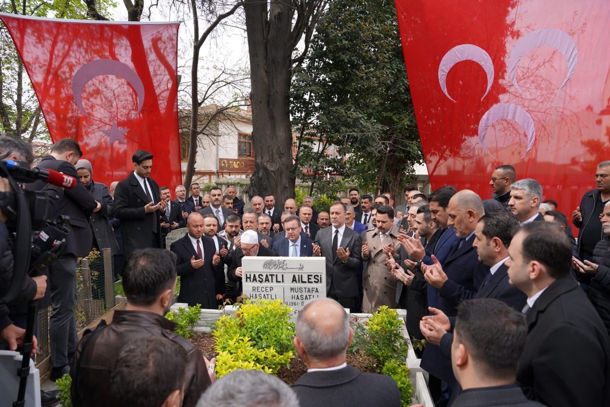 Milliyetçi Hareket Partisi İstanbul İl Başkanımız Sn. Volkan Yılmaz ve kıymetli ülküdaşlarımız ile birlikte; Şehit İl Başkanımız merhum Recep Haşatlı ve evladı Mustafa Haşatlı’nın Merkezefendi Mezarlığı’ndaki kabirlerini ziyaret ettik.

Aziz ruhlarını rahmet, minnet ve dualarla