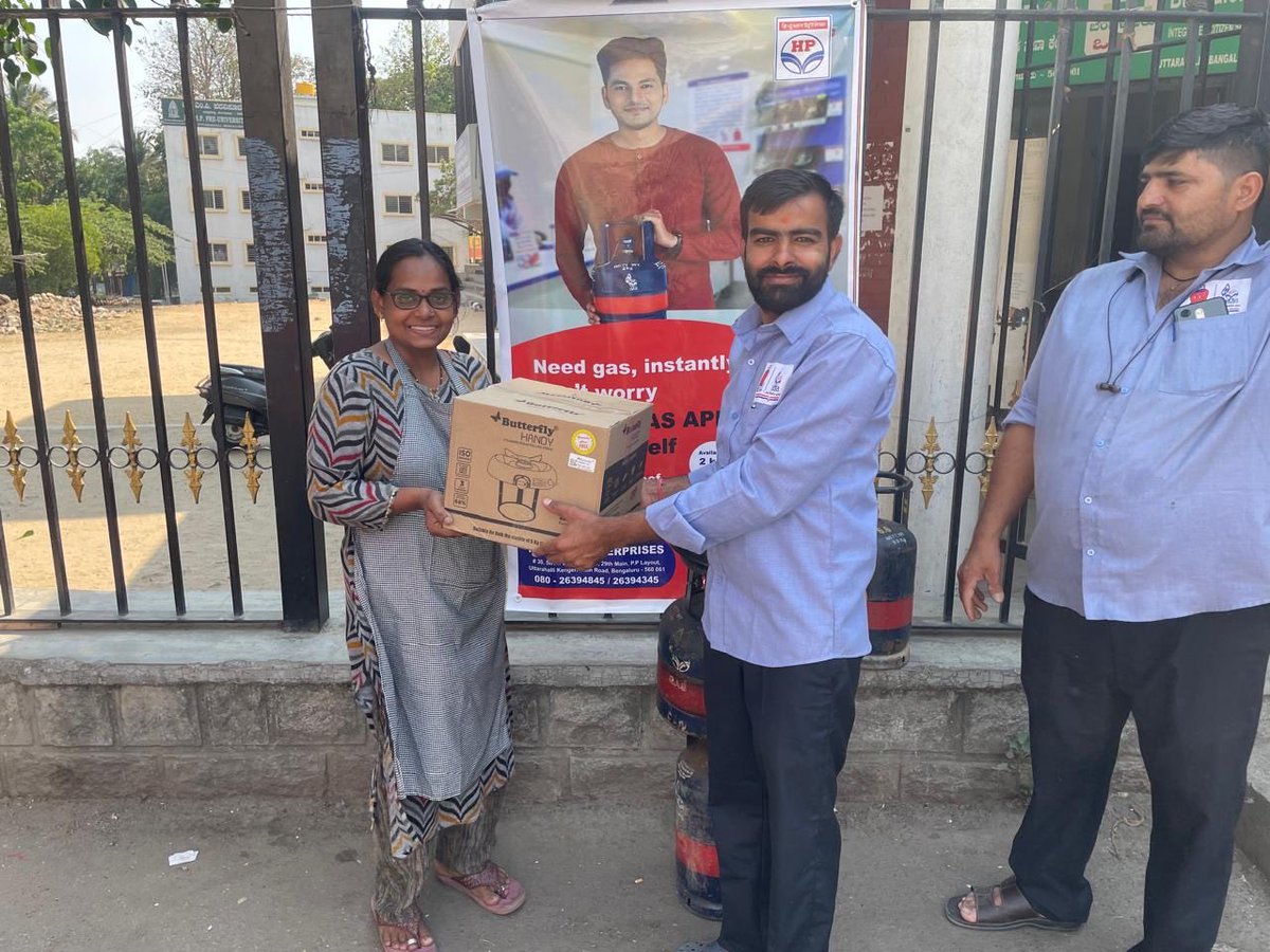 Bloomng_prasoon's tweet photo. @HPCL appeals to all migrant workers to remain calm and not be influenced by rumours at a camp in Uttarahalli, Bangalore 
If required, you may visit your nearest HP Gas distributor with valid ID proof and avail a 5 Kg Appu cylinder.
@HPCL @HpclSz @dhruvkapil https://t.co/2BynbjgUwx