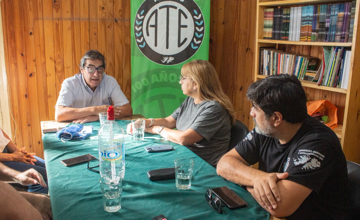 lr_trabajo's tweet photo. 🫂Nos reunimos con Cachorro Godoy Sec Gral de la @CTAAutonoma y Alfredo Arana, Sec Gral de la @ATELaRioja junto a integrantes de la Comisión Directiva.

📌Analizamos la compleja situación que atraviesa el país y en particular cómo la están viviendo los trabajadores estatales 👇 https://t.co/t7xlt5Eebm