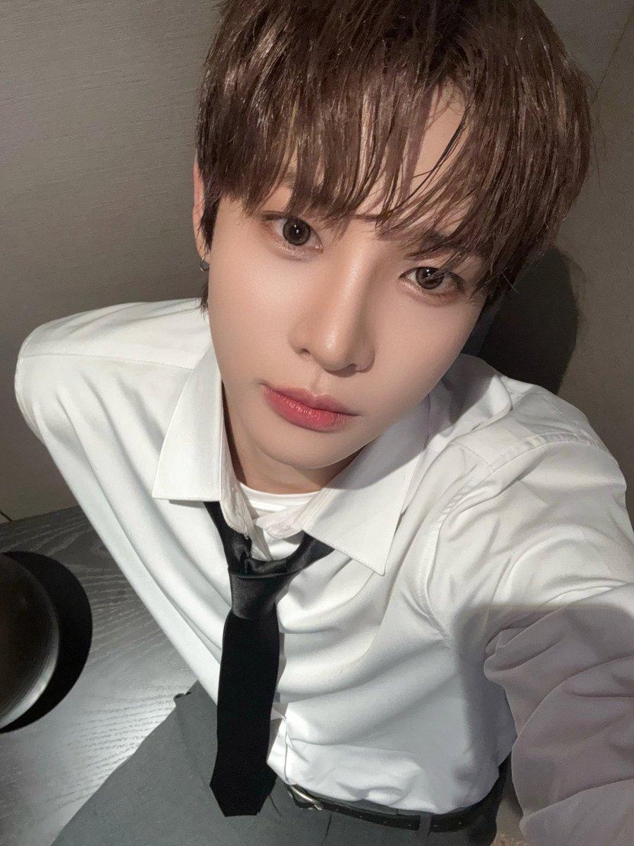 왜이리 잘생겼지요…