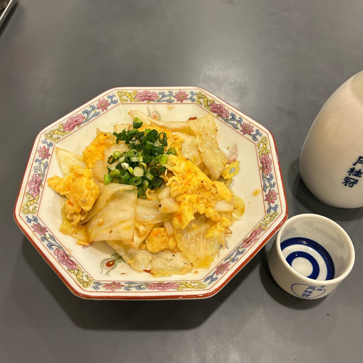 overflag's tweet photo. 谷中のまとし屋さんで春の宴🍶
熱燗の日本酒をお願いして、小イワシの南蛮漬けからスタート。
続けて名物の冷奴と定番キャベ玉炒めで完璧に整いました✨
最高の夜…🍶
#日本酒 #まとし屋 #谷中 #夕やけだんだん #居酒屋 https://t.co/dBLn5HhBP7