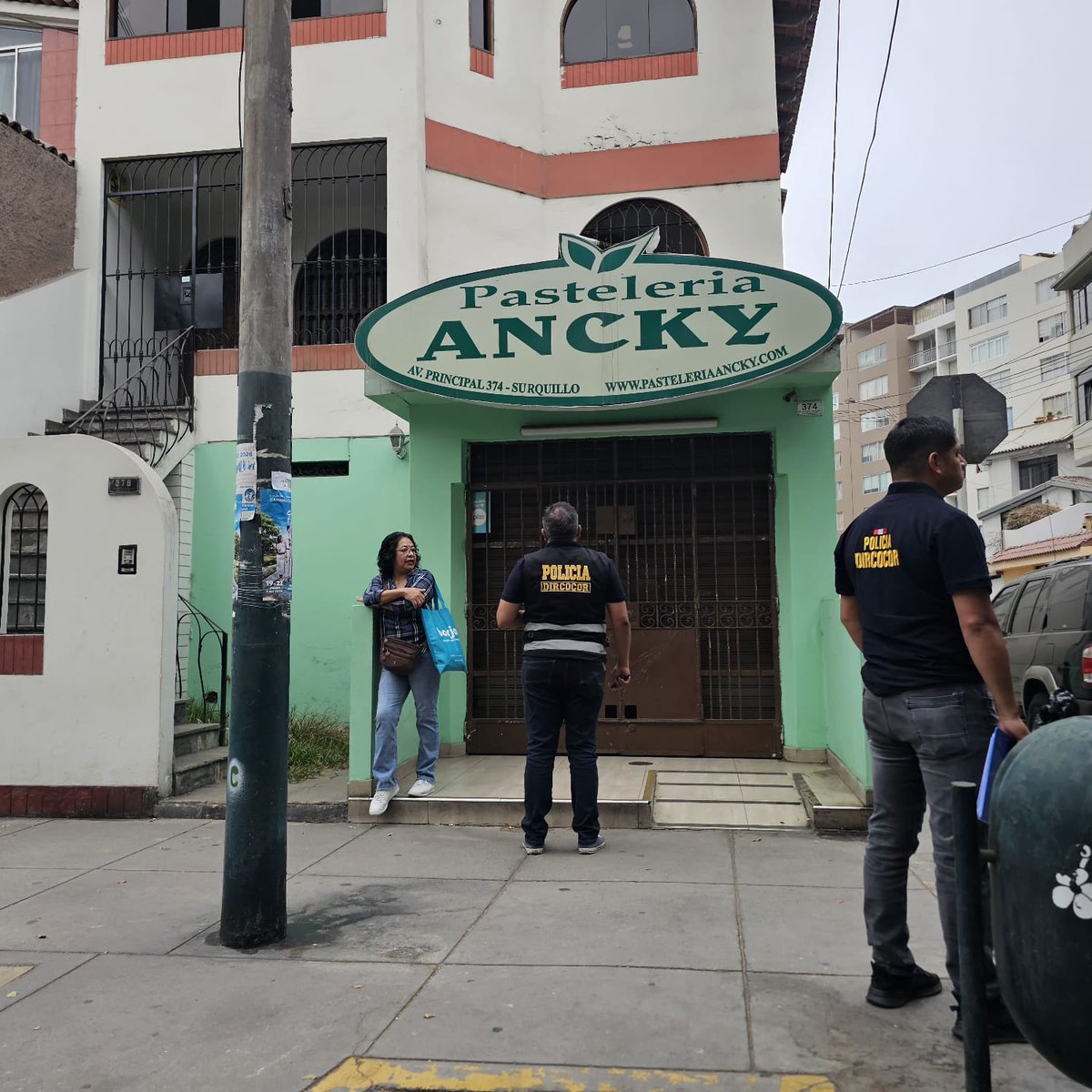 DircocorP's tweet image. 🚨 #Lima | Personal de la @DircocorP realiza diligencias en los puntos donde fueron halladas las ánforas, como parte de acciones de verificación e investigación en curso.