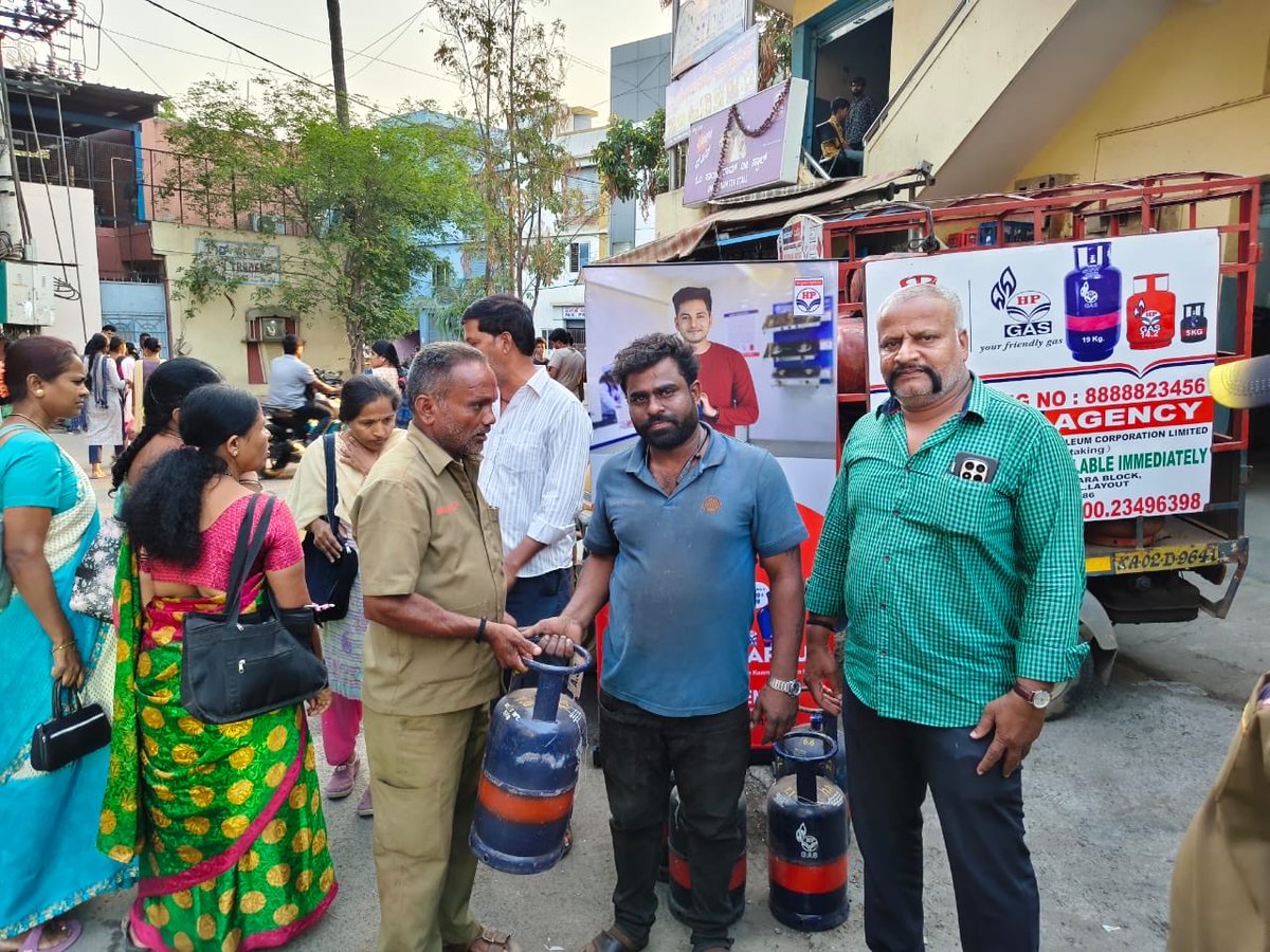 Bloomng_prasoon's tweet photo. @HPCL joins hand with district administration to spread awareness about Appu cylinders for migrants.
Food Inspector, Bangalore Region joined with Avinash Agencies at MEI Layout for creating awareness and availability of Appu cylinders at nearby distributors. 
 @HpclSz @dhruvkapil https://t.co/4Ia8Bi75Zt