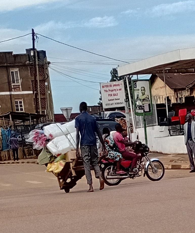 gidudujohn85's tweet photo. men can hustle, but a women will  not appreciate. have your say on this pic above. https://t.co/AeBAvXZFDf