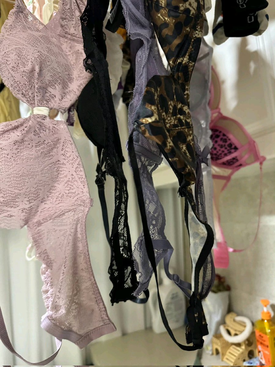 就喜欢把衣服攒着一起洗，洗完了晾起来有满满的成就感，夏天来了容易出汗，开始至少一天一换了，求求雨天少点吧，不然阳台又要晾不下了。
