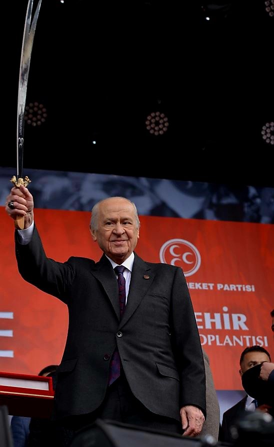 Zülfikar kadar keskin, Haydar-ı Kerrar gibi vakur! Davanın iradesi Türkmen Beyi; 'İleri' dersen ileri, 'Geri' dersen geri. Sözün sözümüz, sükûtun sükûtumuzdur. 
Gök girsin, kızıl çıksın!