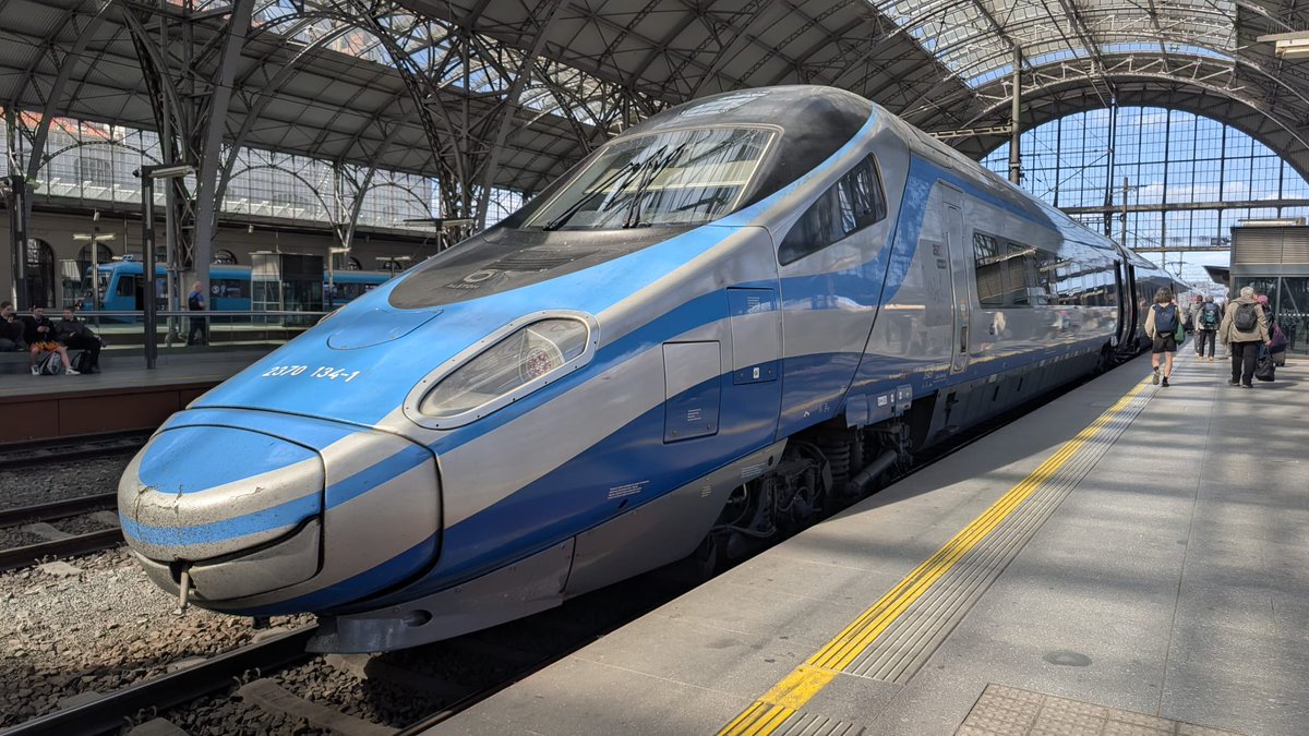 Na pražském hlavním nádraží se nám podařilo zachytit páteční dopravní špičku. 📸

Tak dobře dojeďte! 🍀
#CeskeDrahy #stastnoucestu