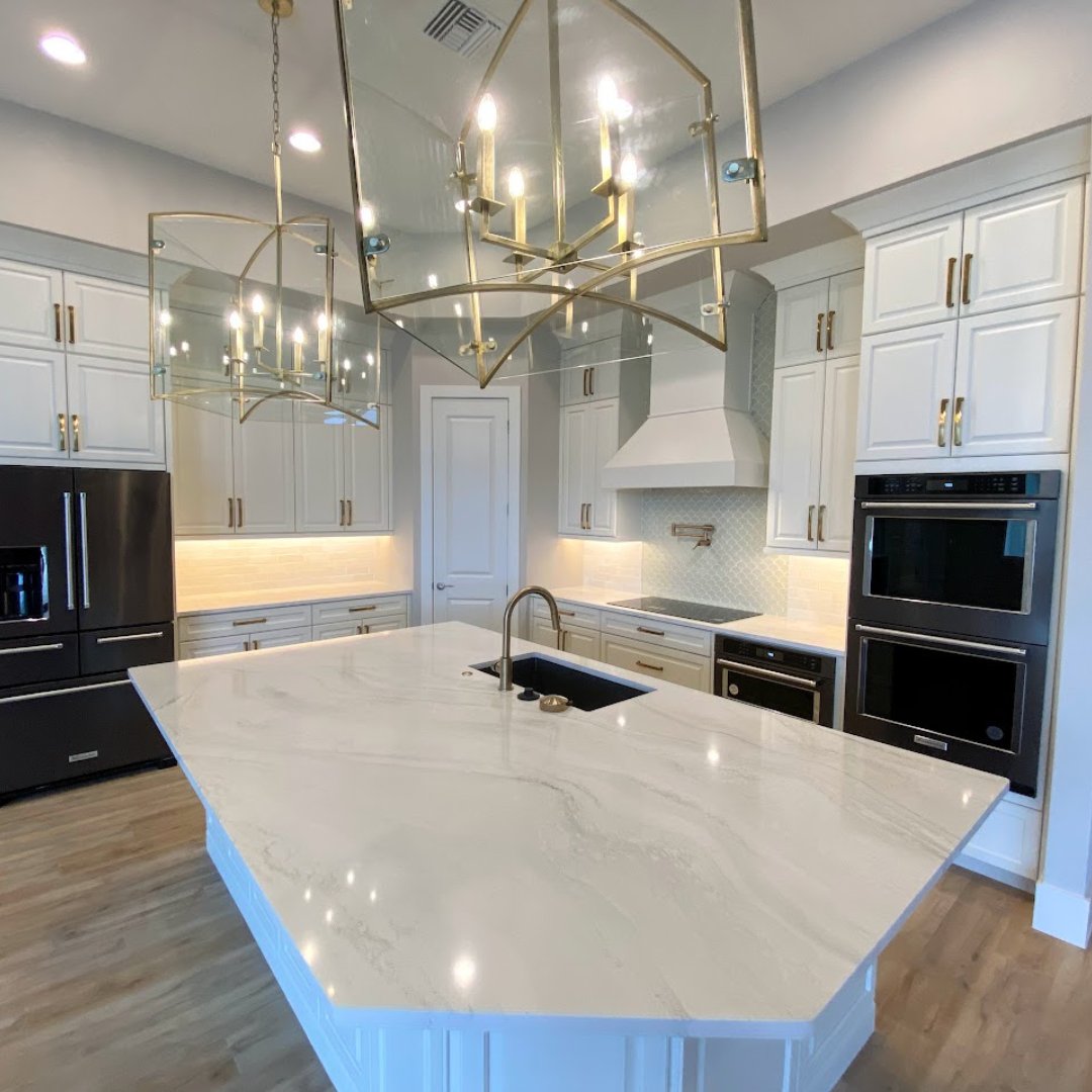 FreyandSonHomes's tweet image. 7-9 foot islands. 24" per seat for comfortable dining. Secondary sinks. Beverage stations.

Designing a kitchen where family naturally gathers and memories form:
hubs.ly/Q04cgllc0

#FamilyLegacy #RetirementKitchen #CustomDesign #SWFLliving #LuxuryHomes #FreyAndSonHomes