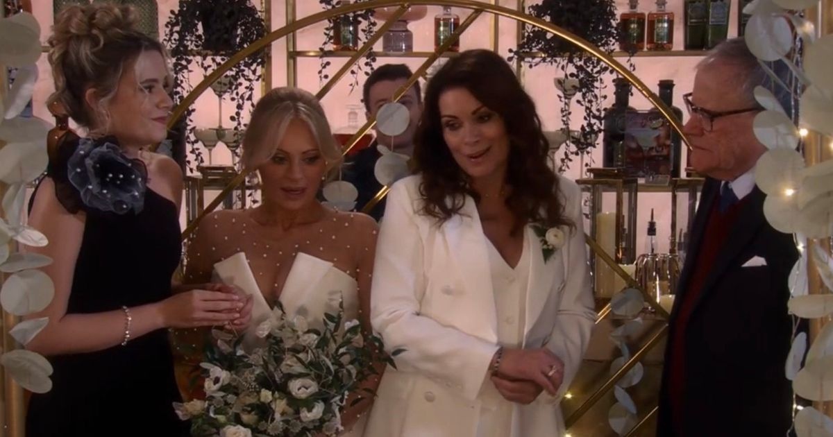 Char_Tutton's tweet image. Coronation Street Lisa and Carla wedding first look as Roy makes moving gesture mirror.co.uk/tv/tv-news/cor… #swarla #corrie