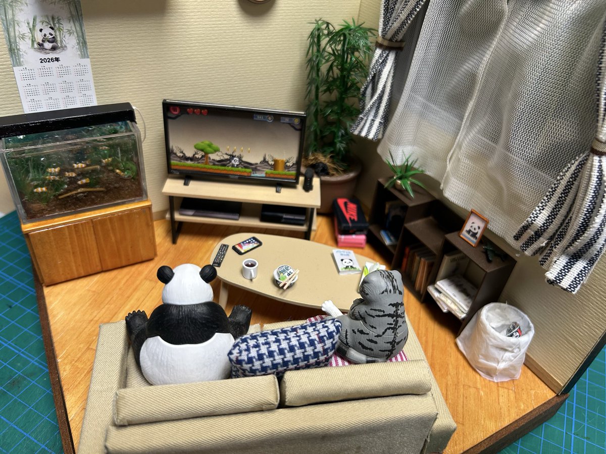 TOY_STEP1's tweet photo. ガチャガチャでパンダがゲームしてる様子のフィギュアがでたから　これを作った　とりあえずパンダに関連する物も作った　最近、作る時間が少なかったから制作に時間がかかった。 https://t.co/KFJOFFqkd2