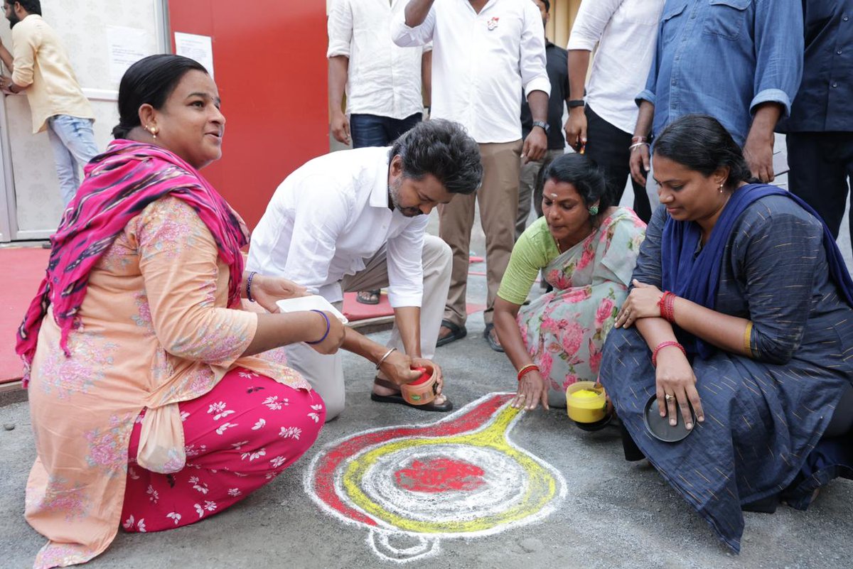 arvind_vijay_1's tweet photo. Thalapathy at perambur tvk office 🔥

#TVKVijay‌ https://t.co/VUOJf6HSTZ