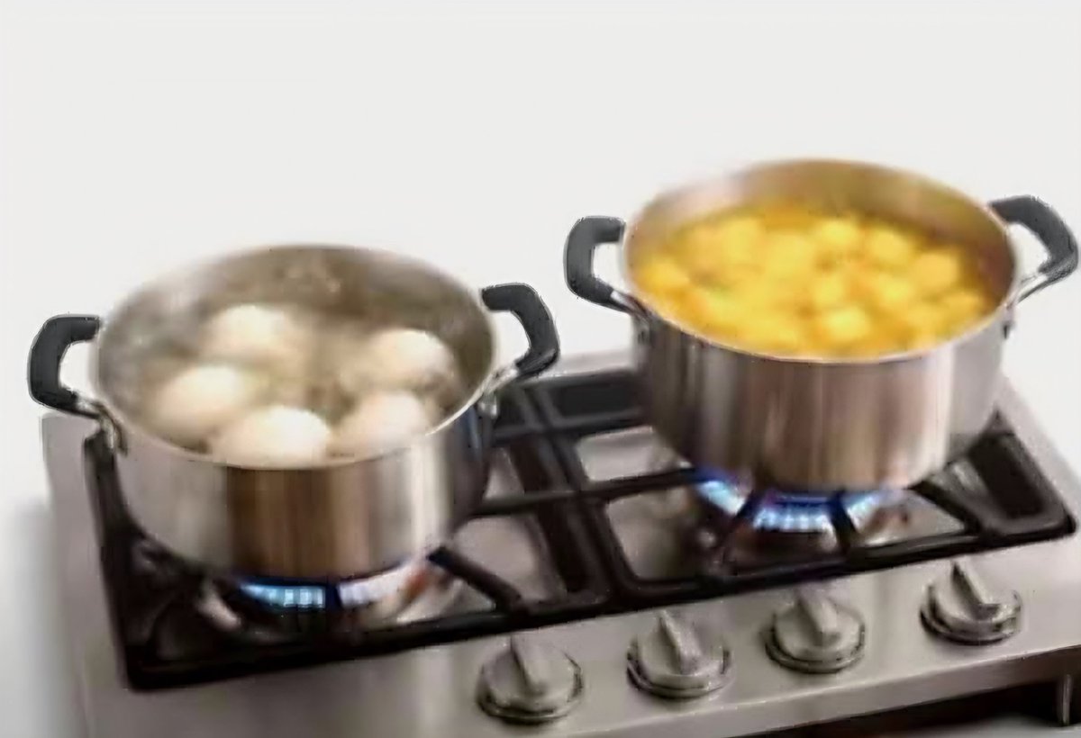 ابلتا ہوا پانی، جو آلو کو نرم کر دیتا ہے،  وہی انڈے کو سخت بنا دیتا ہے۔
دیکھا جائے تو یہ حالات نہیں جو انسان کی شخصیت بدلتے ہیں، بلکہ یہ اس کی اپنی فطرت ہے جو اسے بدلتی رہتی ہے۔