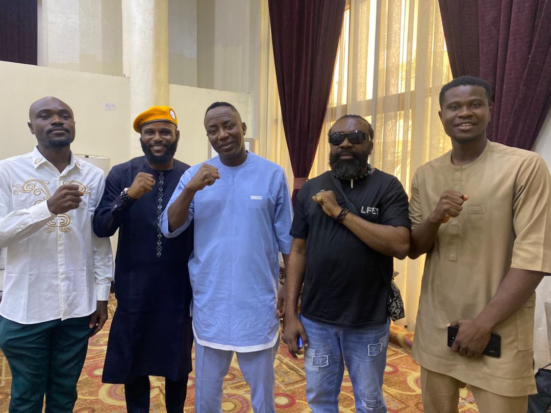 blessdan15's tweet image. With the president of the oppressed distinguished leader Omoyele Sowore and other distinguished comrades. 

#HumanityFirst 
#irreligiouscommunityofnigeria 
#RevolutionNow 
#awareness 
#religious 
#antiprofiling